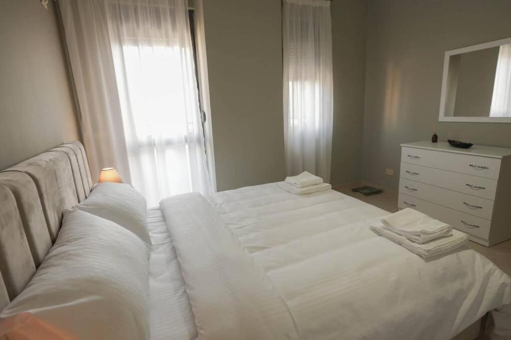 Staycation, City Center Apartment With Balcony Tirana Extérieur photo