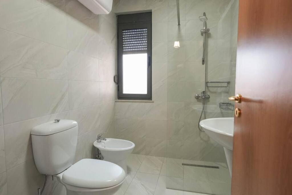 Staycation, City Center Apartment With Balcony Tirana Extérieur photo