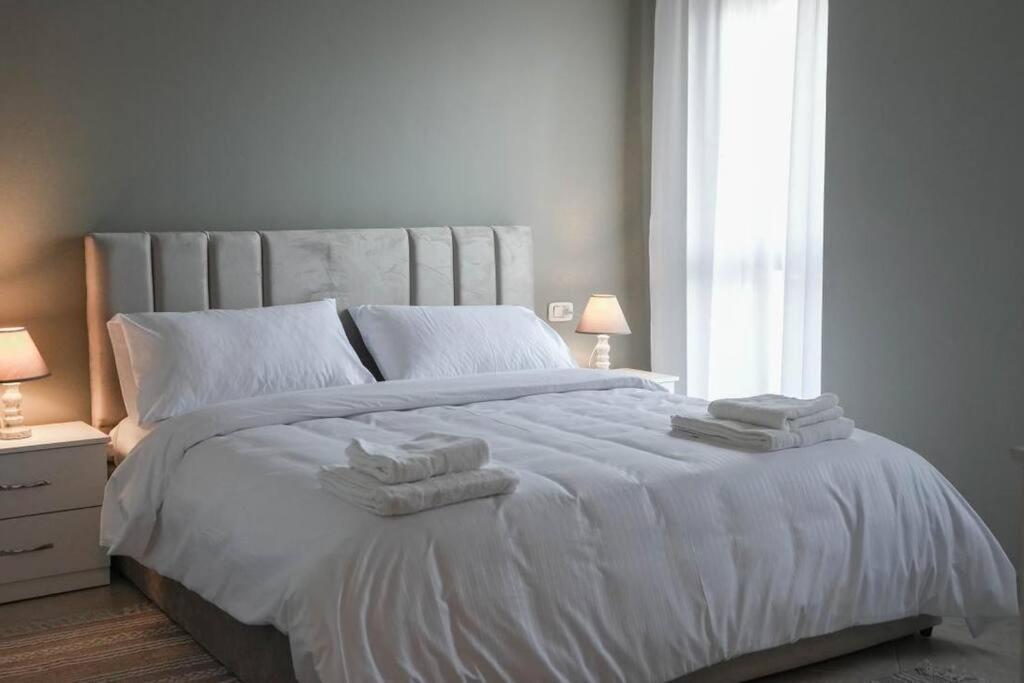 Staycation, City Center Apartment With Balcony Tirana Extérieur photo